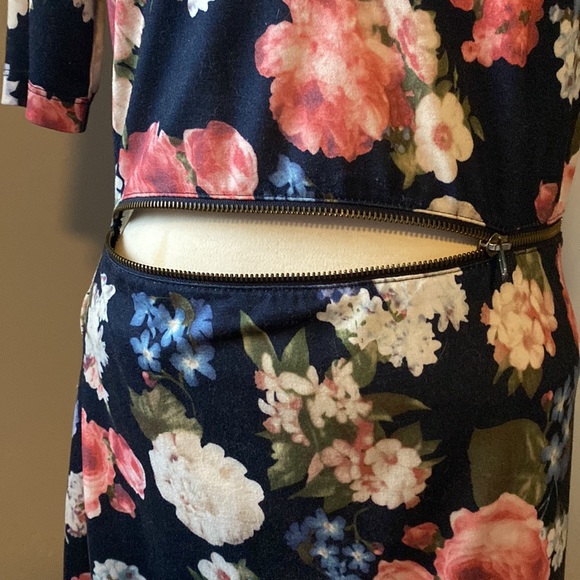 Forever 21 Floral Dress with Zipper detail - Picture 2 of 6